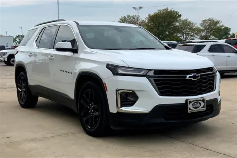 White 2023 Chevrolet Traverse LT for sale in Topeka, KS