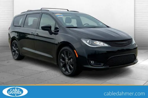 Black 2020 Chrysler Pacifica Touring L for sale in Topeka, KS