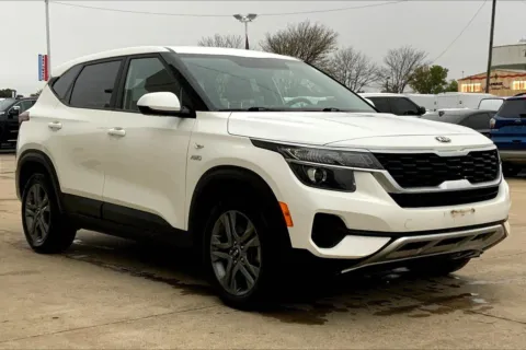 White 2021 Kia Seltos LX for sale in Topeka, KS