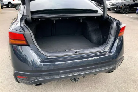 More photos of 2019 Nissan Altima 2.0 Platinum at Cable Dahmer Chevrolet of Kansas City, MO