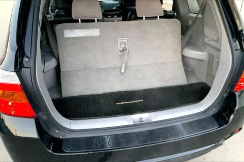 More photos of 2008 Toyota Highlander at Cable Dahmer Chevrolet of Kansas City, MO