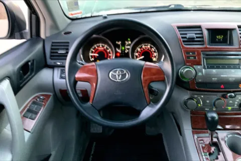 More photos of 2008 Toyota Highlander at Cable Dahmer Chevrolet of Kansas City, MO