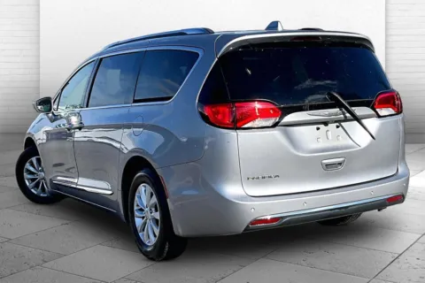 More photos of 2018 Chrysler Pacifica Touring L at Cable Dahmer Chevrolet of Kansas City, MO
