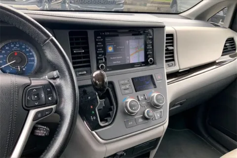 More photos of 2020 Toyota Sienna XLE at Cable Dahmer Chevrolet of Kansas City, MO