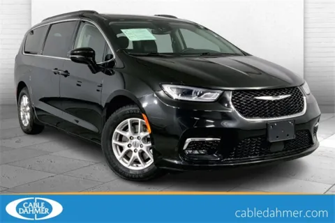Black 2022 Chrysler Pacifica Touring L for sale in Kansas City, MO