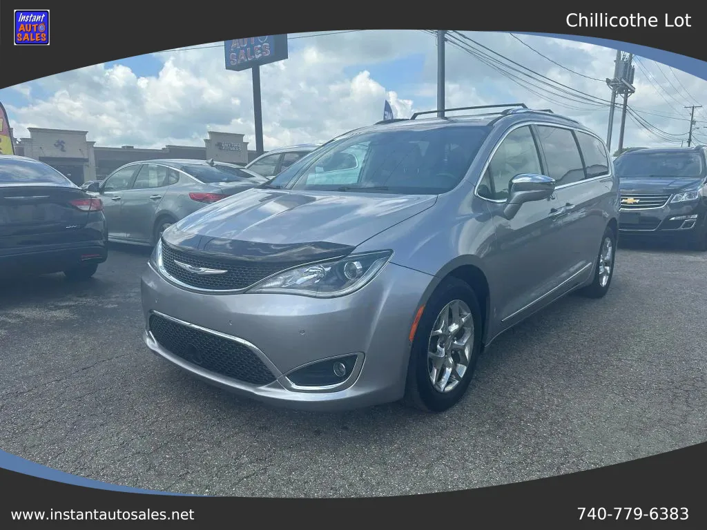 2017 Chrysler Pacifica Limited's photo