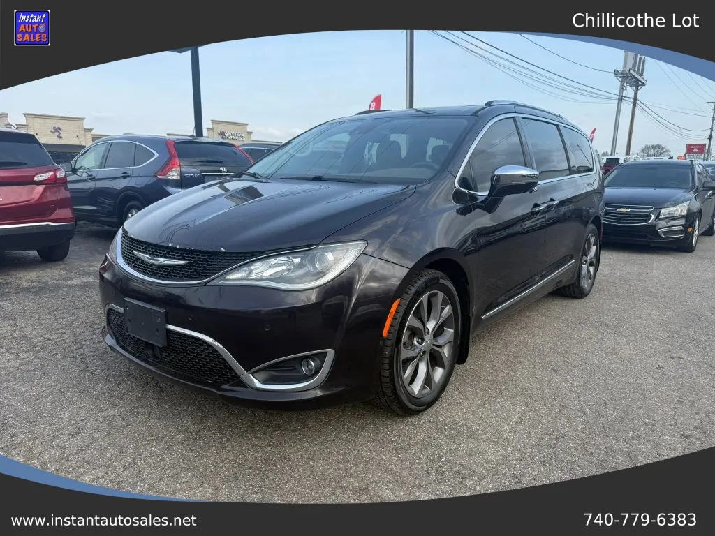 Black 2017 Chrysler Pacifica Limited Minivan 4D for sale in Chillicothe, OH