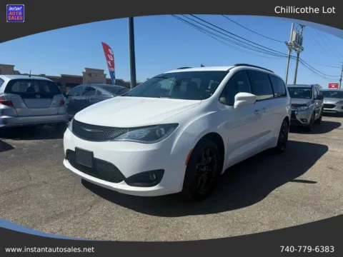 White 2019 Chrysler Pacifica Touring L Minivan 4D for sale in Chillicothe, OH