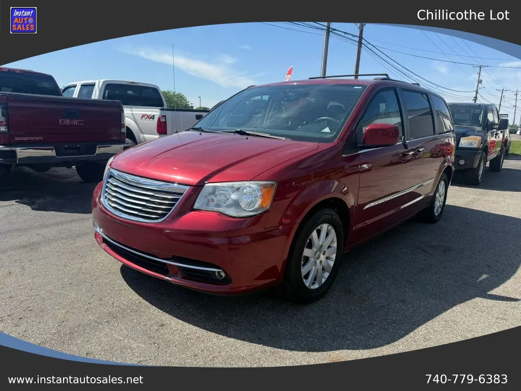 Red 2014 Chrysler Town & Country Touring Minivan 4D for sale in Chillicothe, OH