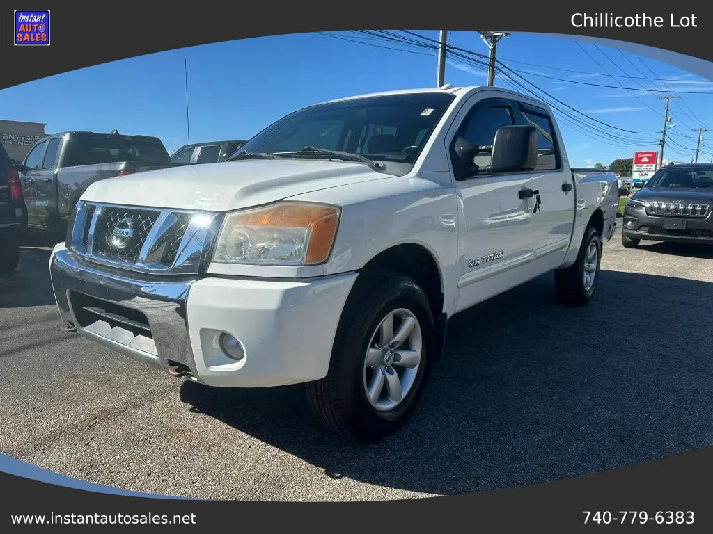 White 2011 Nissan Titan Crew Cab SV Pickup 4D 5 1/2 ft for sale in Chillicothe, OH