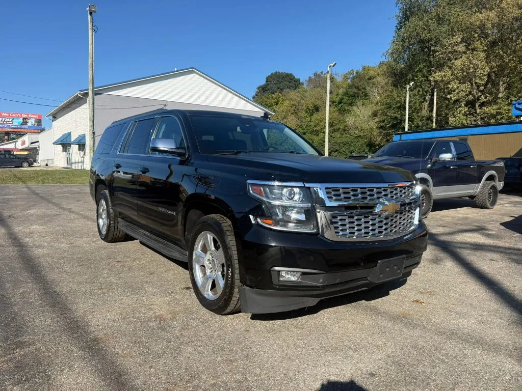 Chevrolet Suburban photo 3