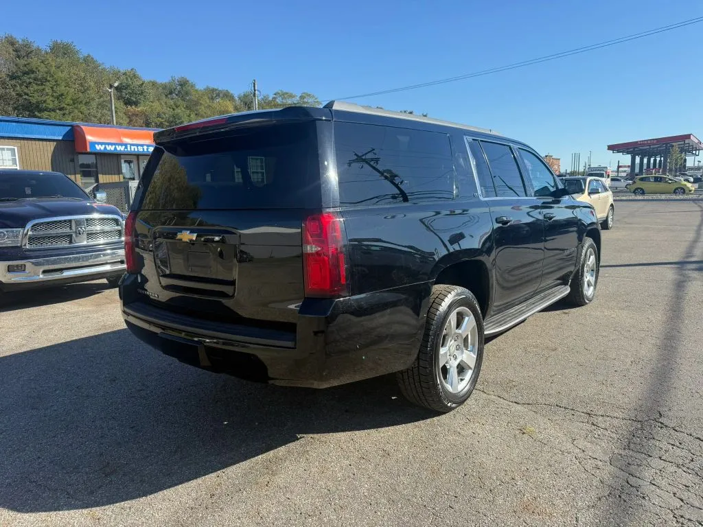 Chevrolet Suburban photo 4