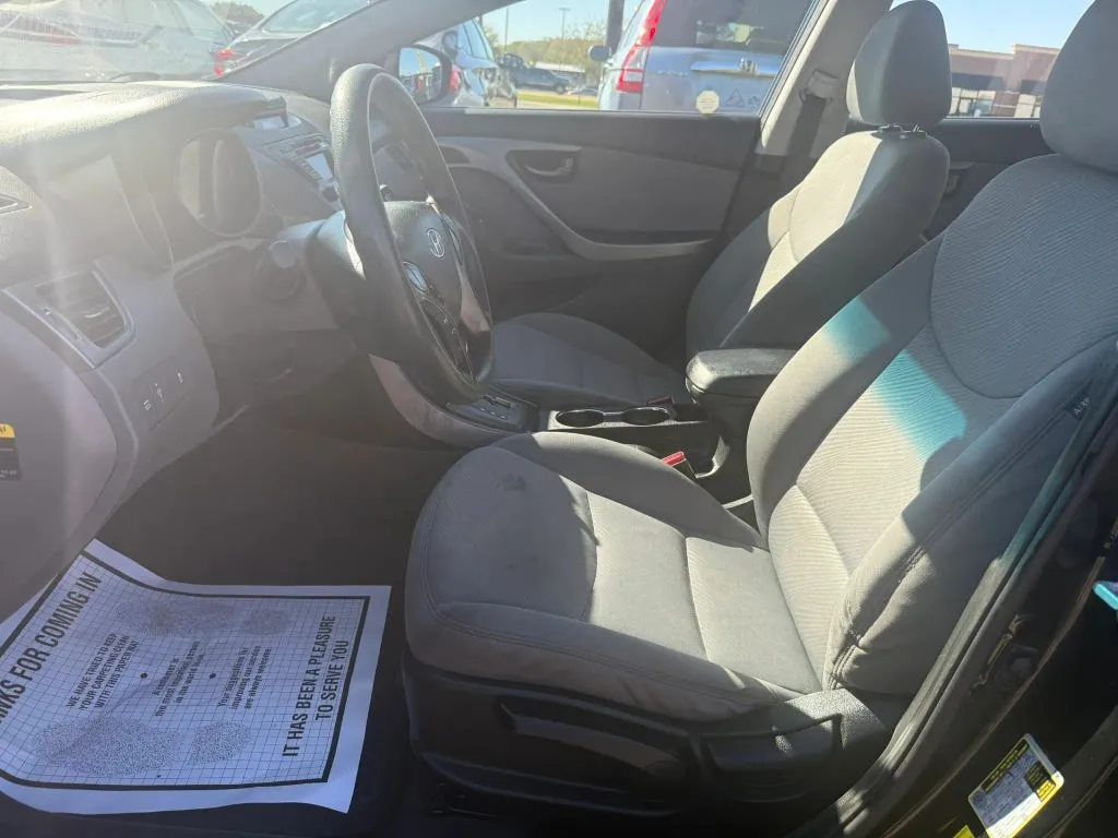 Hyundai Elantra photo 7