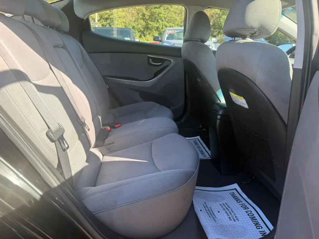 Hyundai Elantra photo 9