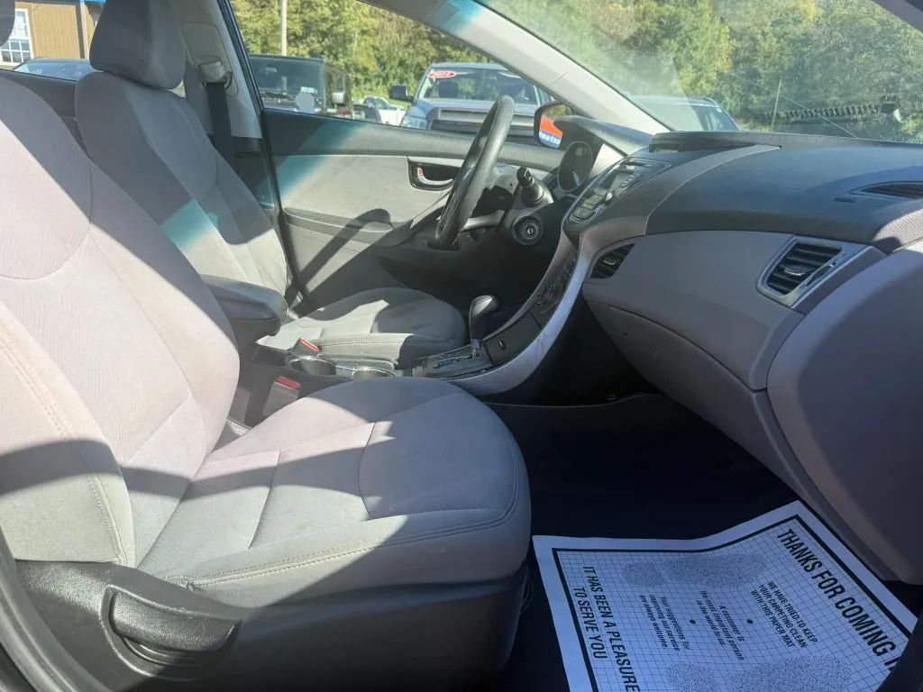 Hyundai Elantra photo 8