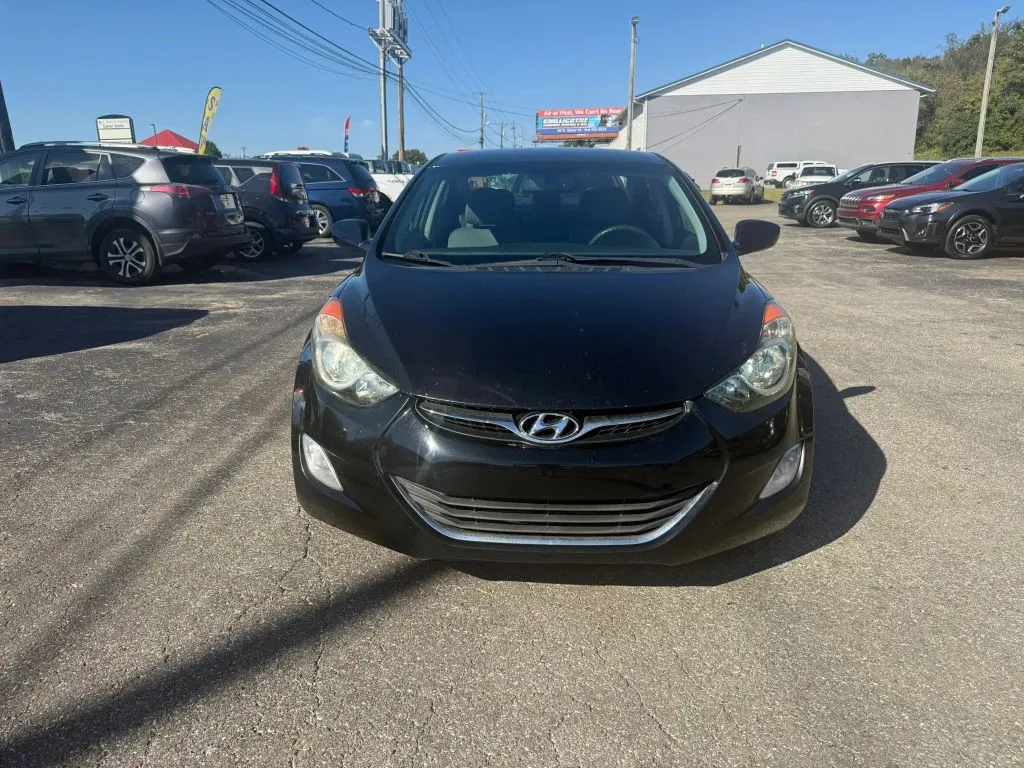 Hyundai Elantra photo 2