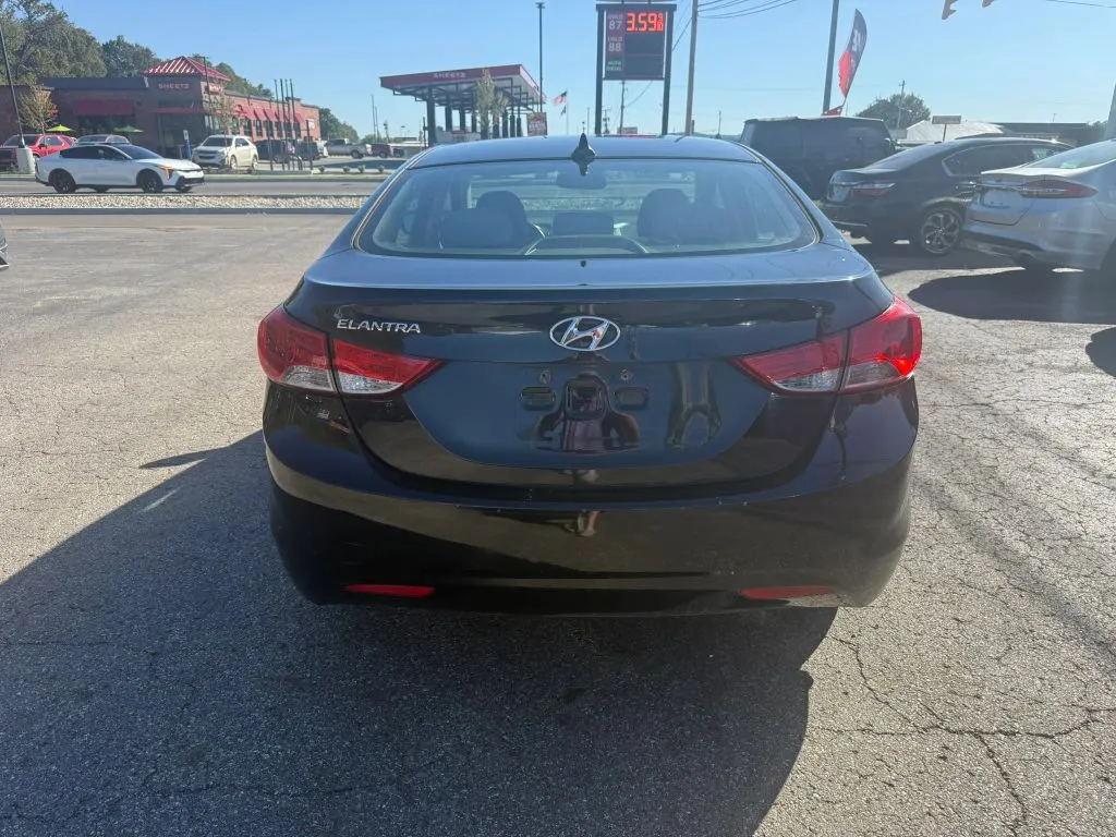 Hyundai Elantra photo 5