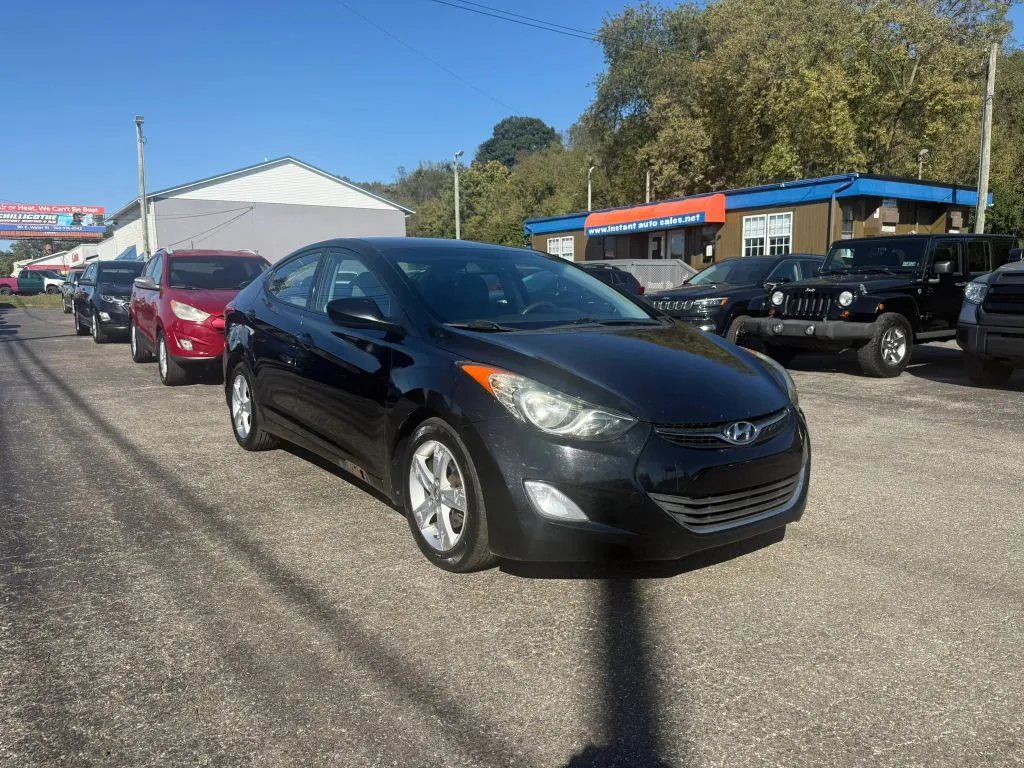 Hyundai Elantra photo 3