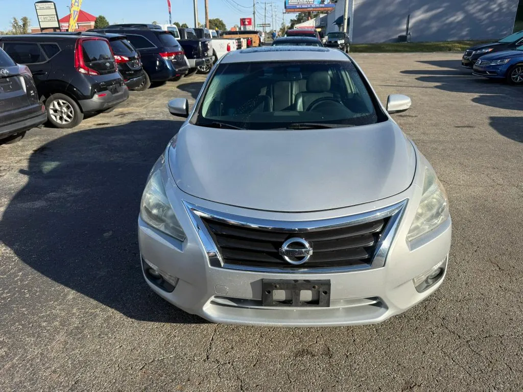 Nissan Altima photo 2