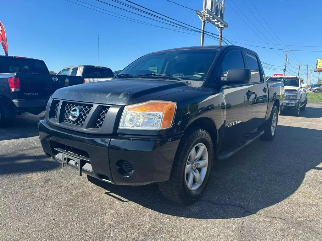 2011 Nissan Titan Crew Cab SV Pickup 4D 5 1/2 ft for sale in Chillicothe, OH