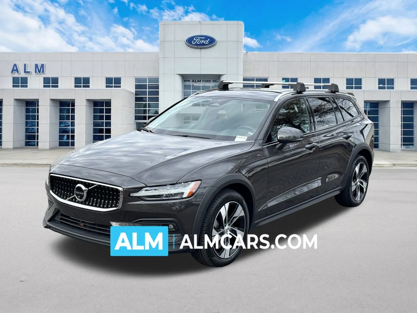 2024 Volvo V60 Cross Country Plus's photo