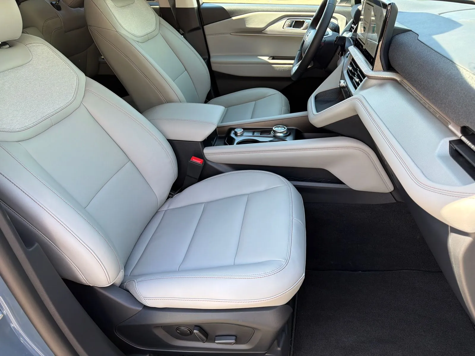 2026 Ford Explorer Active - Photo 14