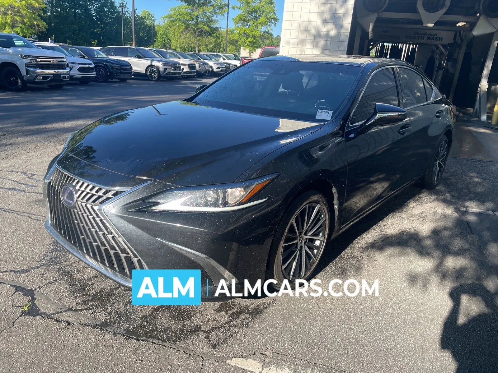 2022 Lexus ES 300h 300h's photo