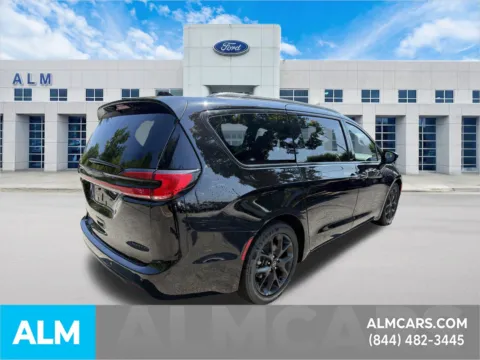 More photos of 2025 Chrysler Pacifica Limited at ALM Ford Marietta, GA