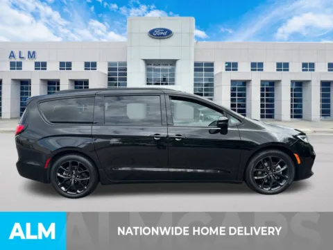 More photos of 2025 Chrysler Pacifica Limited at ALM Ford Marietta, GA