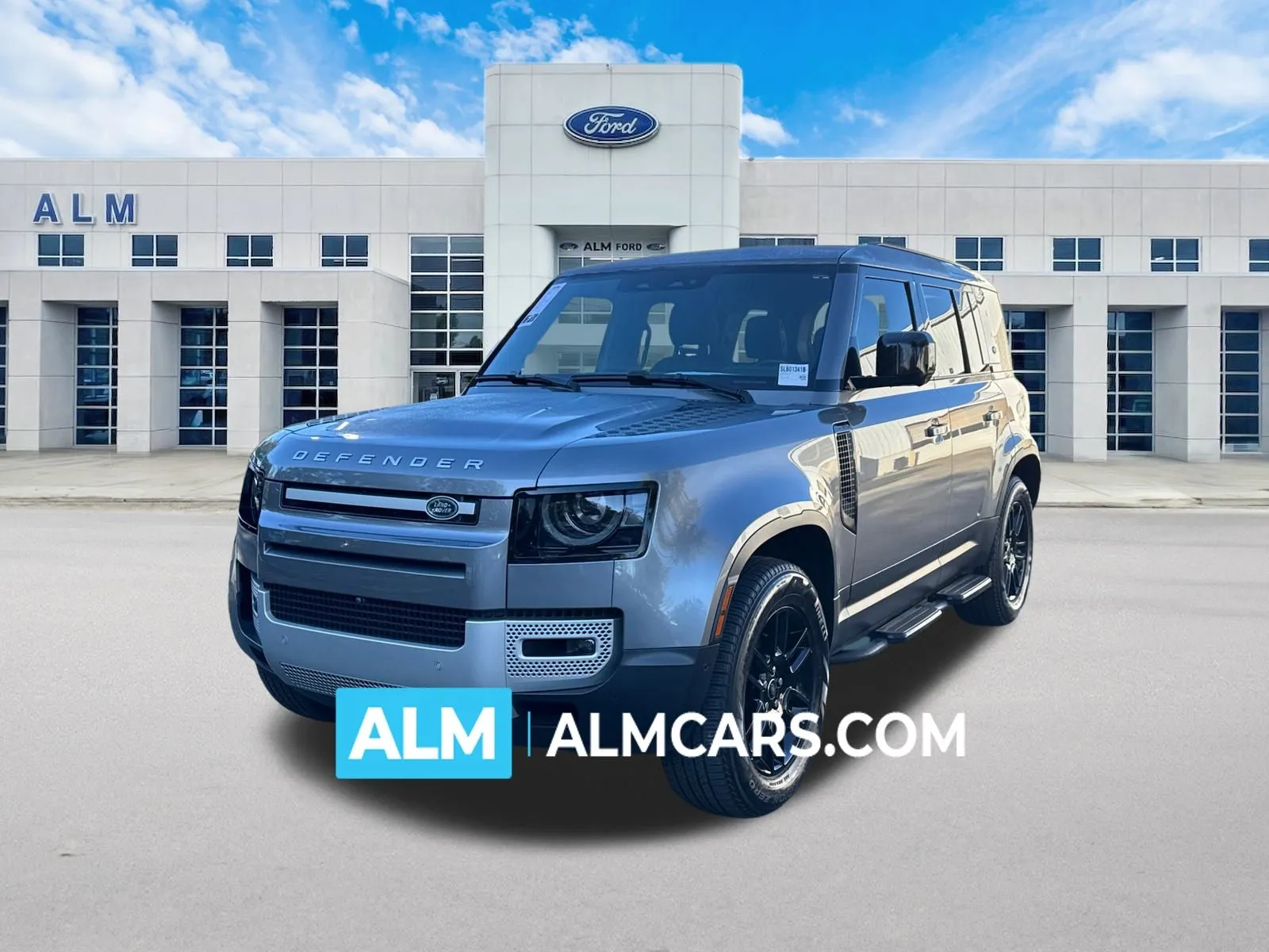 2023 Land Rover Defender SE's photo