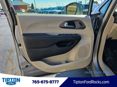 More photos of 2020 Chrysler Pacifica Touring L at Tipton Ford, IN
