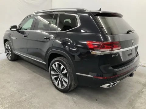 More photos of 2022 Volkswagen Atlas 3.6L V6 SEL Premium R-Line at Hometown Chevrolet, OH