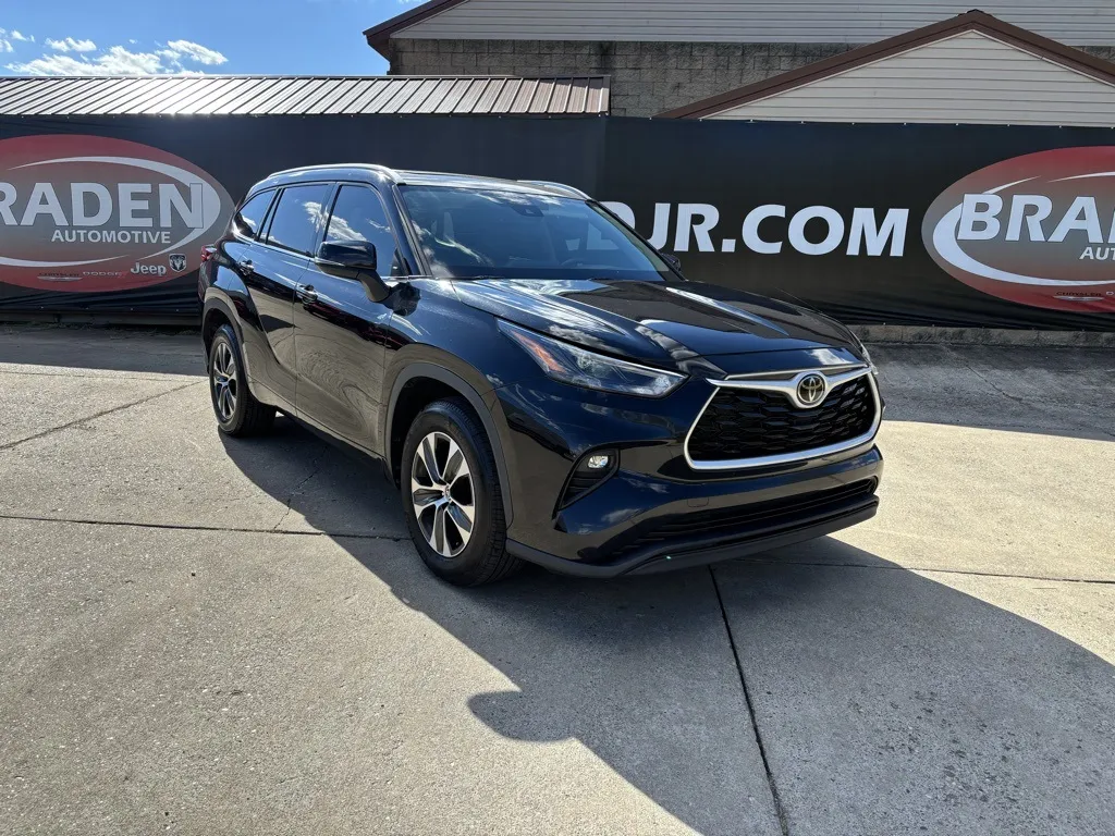 Black 2022 Toyota Highlander XLE for sale in Waverly, OH