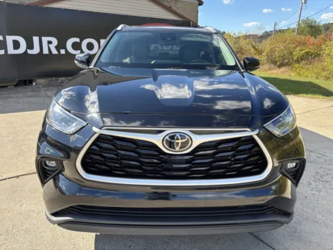 Photos of 2022 Toyota Highlander XLE for sale in Waverly, OH at Hometown Chevrolet