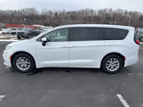 More photos of 2023 Chrysler Pacifica Touring L at Hometown Chevrolet, OH