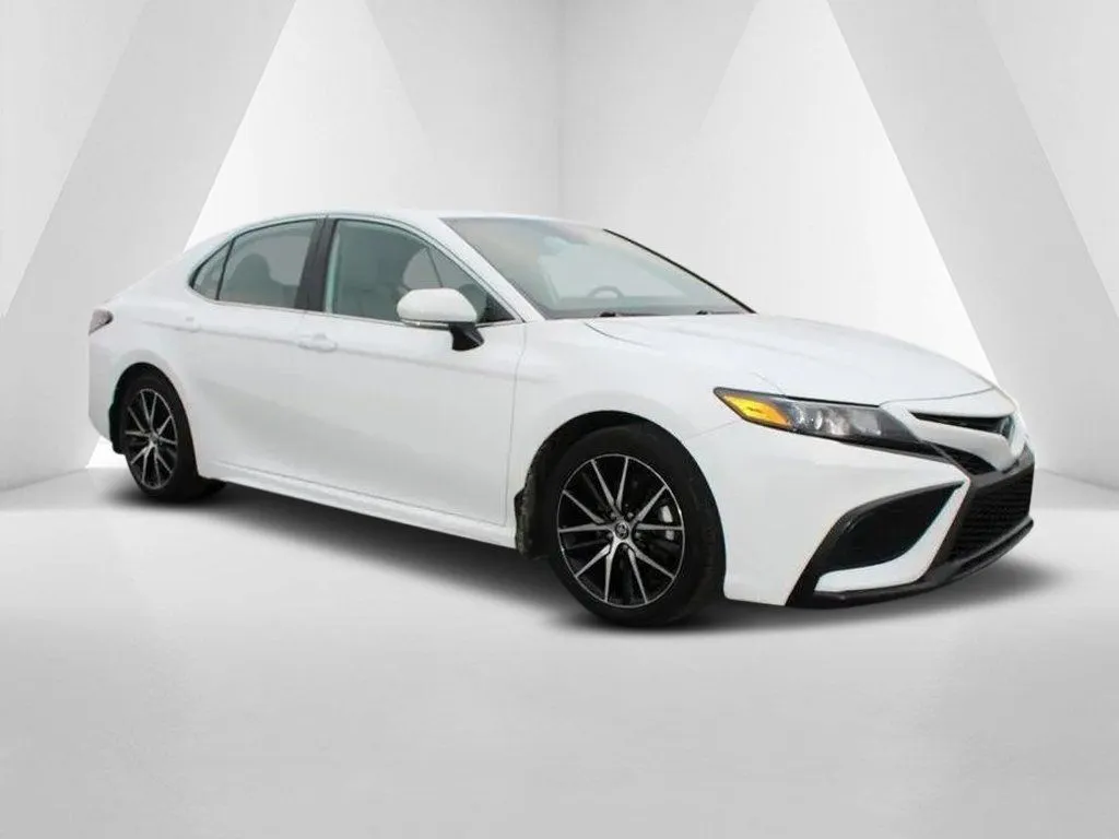 White 2023 Toyota Camry Hybrid SE for sale in Waverly, OH