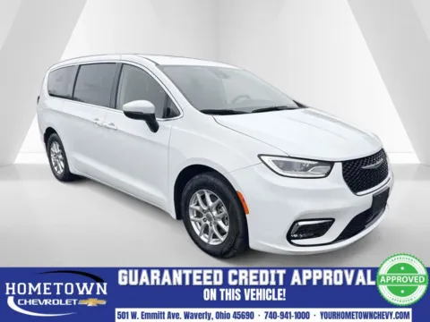 White 2023 Chrysler Pacifica Touring L for sale in Waverly, OH