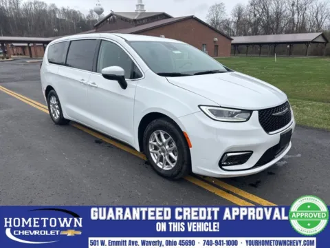 White 2023 Chrysler Pacifica Touring L for sale in Waverly, OH