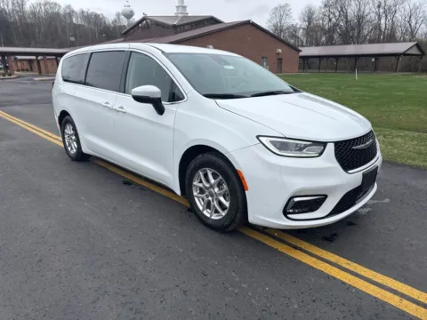 White 2023 Chrysler Pacifica Touring L for sale in Waverly, OH