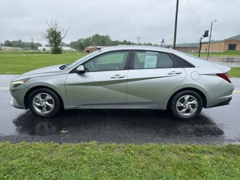 More photos of 2021 Hyundai Elantra SE at Hometown Chevrolet, OH
