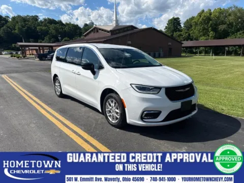 White 2024 Chrysler Pacifica Touring L for sale in Waverly, OH