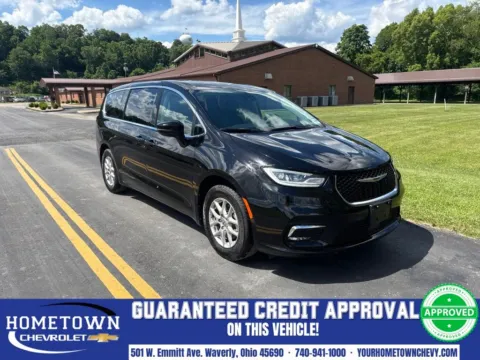 Black 2024 Chrysler Pacifica Touring L for sale in Waverly, OH