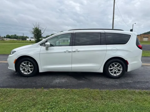 More photos of 2022 Chrysler Pacifica Touring L at Hometown Chevrolet, OH