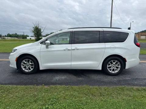 More photos of 2022 Chrysler Pacifica Touring L at Hometown Chevrolet, OH