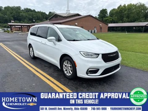 White 2022 Chrysler Pacifica Touring L for sale in Waverly, OH
