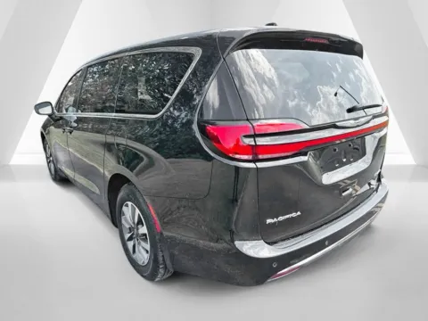 More photos of 2023 Chrysler Pacifica Hybrid Touring L at Hometown Chevrolet, OH