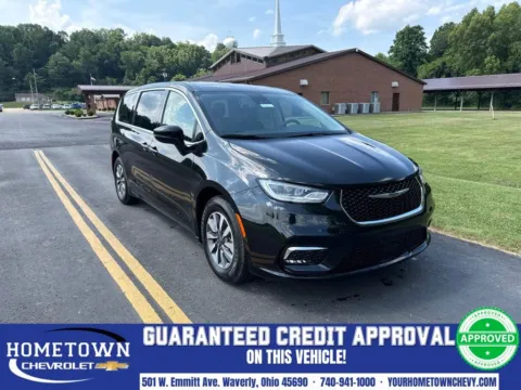 Black 2023 Chrysler Pacifica Hybrid Touring L for sale in Waverly, OH