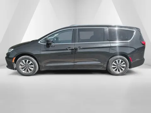 More photos of 2021 Chrysler Pacifica Touring L at Hometown Chevrolet, OH