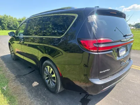 More photos of 2021 Chrysler Pacifica Touring L at Hometown Chevrolet, OH