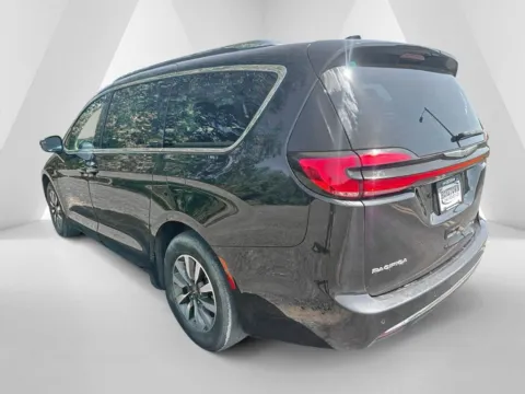 More photos of 2021 Chrysler Pacifica Touring L at Hometown Chevrolet, OH